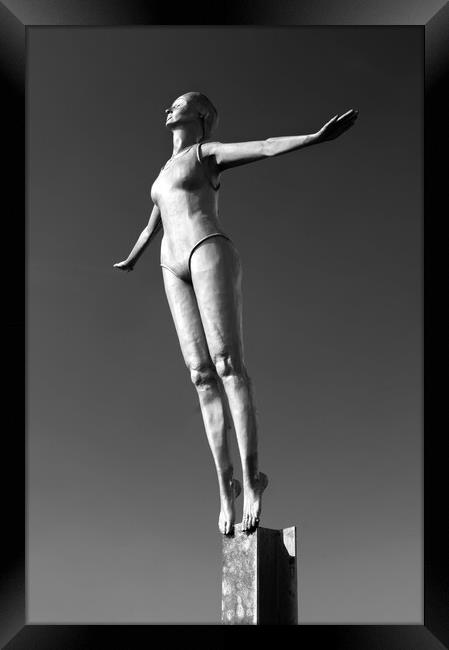 Diving Belle Statue, Scarborough, North Yorkshire Framed Print by Darren Galpin