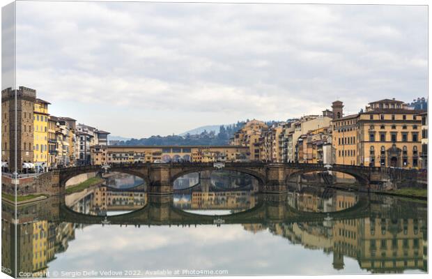 Santa Trinita bridge in Florenze, Italy Canvas Print by Sergio Delle Vedove