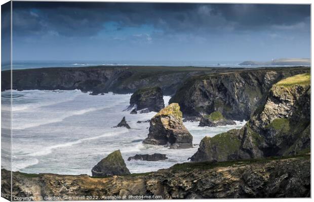 Incoming tide at the spectacular Bedruthan Steps i Canvas Print by Gordon Scammell