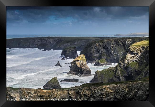 Incoming tide at the spectacular Bedruthan Steps i Framed Print by Gordon Scammell