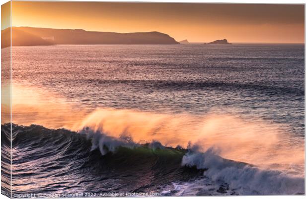 A goilden sunset over Fistral Bay in Newquay, Corn Canvas Print by Gordon Scammell