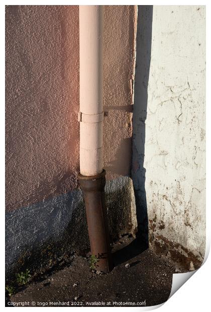 Vertical shot of an old downpipe Print by Ingo Menhard