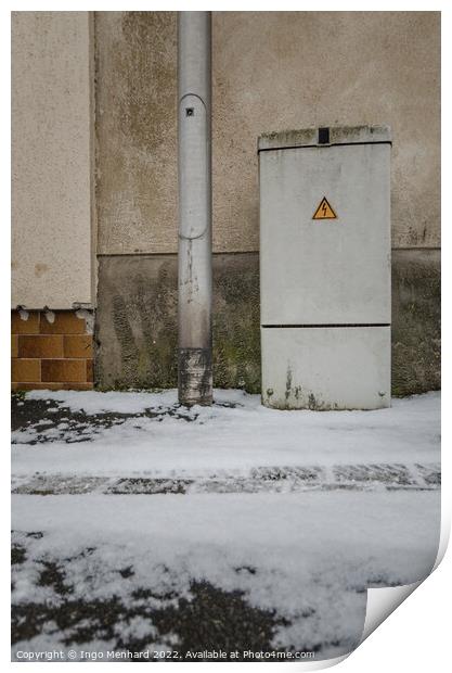 Vertical of an electricity control box on the snowy road Print by Ingo Menhard
