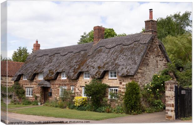 Thatched cottage in Blisworth. Canvas Print by Clive Wells
