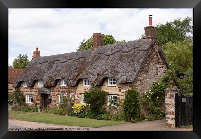 Thatched cottage in Blisworth. Framed Print by Clive Wells
