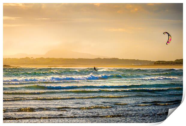 Kite surfing at Rhosneigr Print by geoff shoults
