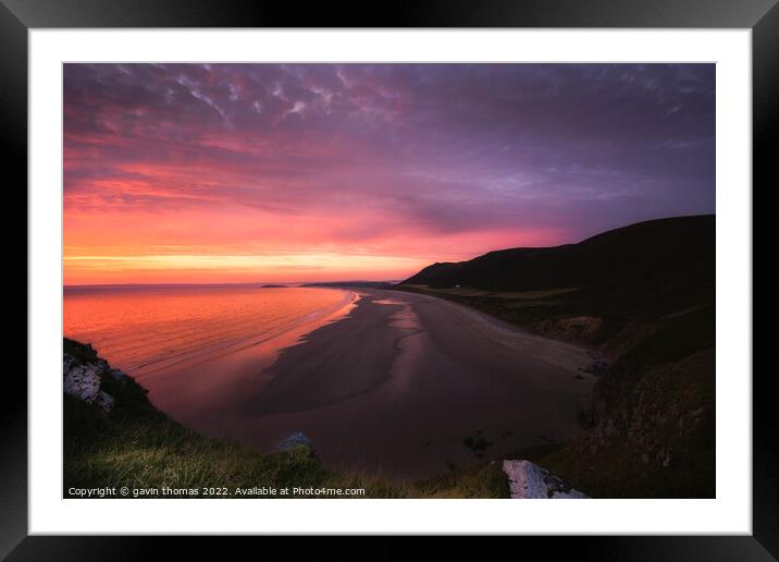 red wine sky Framed Mounted Print by gavin thomas