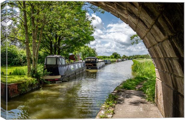 Narrowboats at Ladies bridge, Kennet & Avon canal Canvas Print by Sue Knight