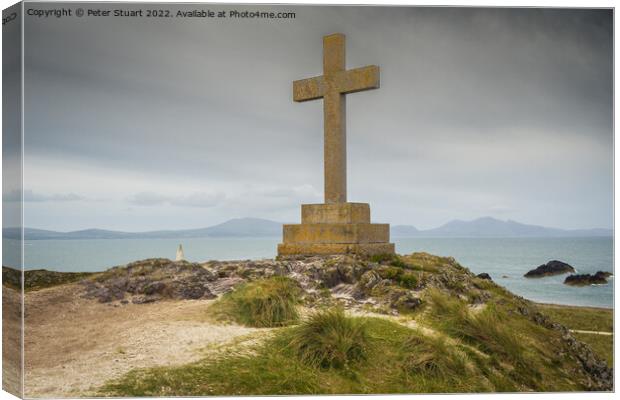 The modern Celtic cross on Llanddwyn Island commemorates the dea Canvas Print by Peter Stuart