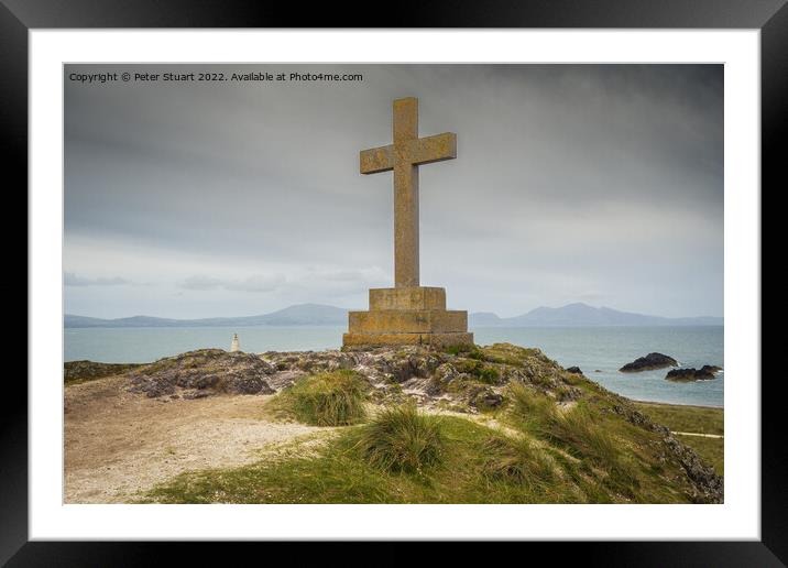 The modern Celtic cross on Llanddwyn Island commemorates the dea Framed Mounted Print by Peter Stuart