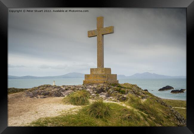 The modern Celtic cross on Llanddwyn Island commemorates the dea Framed Print by Peter Stuart