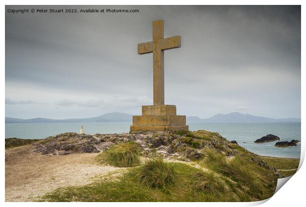 The modern Celtic cross on Llanddwyn Island commemorates the dea Print by Peter Stuart