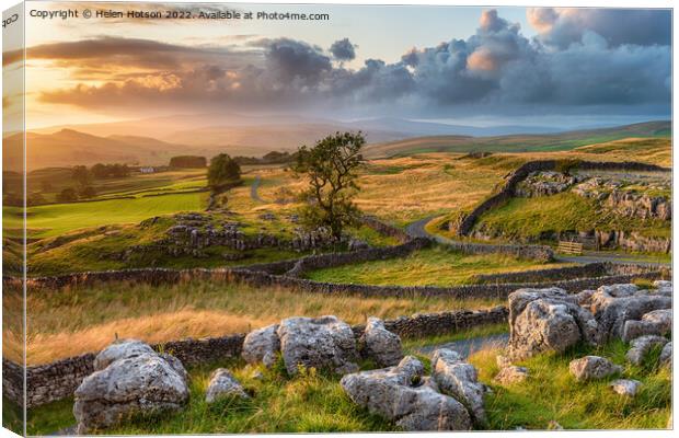 A beautiful sunset over the Yorkshire Dales National Park Canvas Print by Helen Hotson