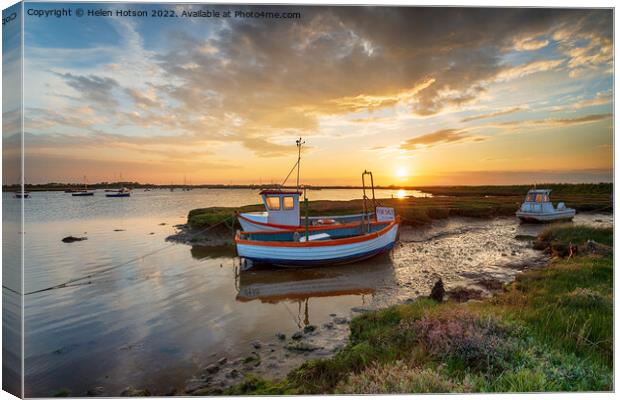 Beautiful sunset over fishing boats on the River Alde Canvas Print by Helen Hotson