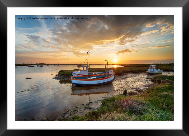 Beautiful sunset over fishing boats on the River Alde Framed Mounted Print by Helen Hotson