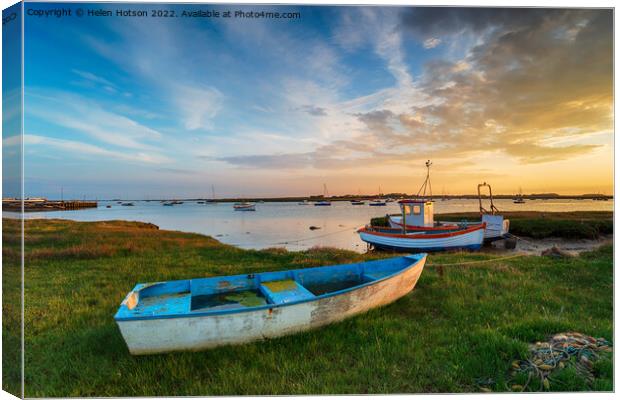 Beautiful sunset over old fishing boats in Suffolk Canvas Print by Helen Hotson