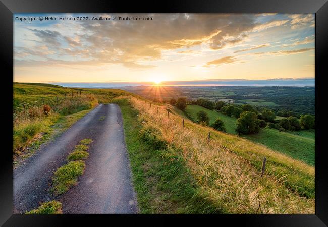 Beautiful sumer sunset in the Dorset countryside Framed Print by Helen Hotson
