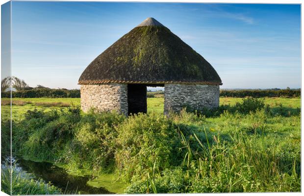 Thatched Barn Canvas Print by Helen Hotson
