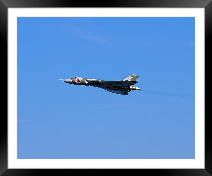 avro vulcan Framed Mounted Print by Northeast Images