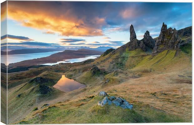 The Old Man of Storr on the Isle of Skye Canvas Print by Helen Hotson