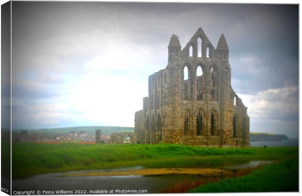 Whitby Abbey ruina Canvas Print by Fiona Williams