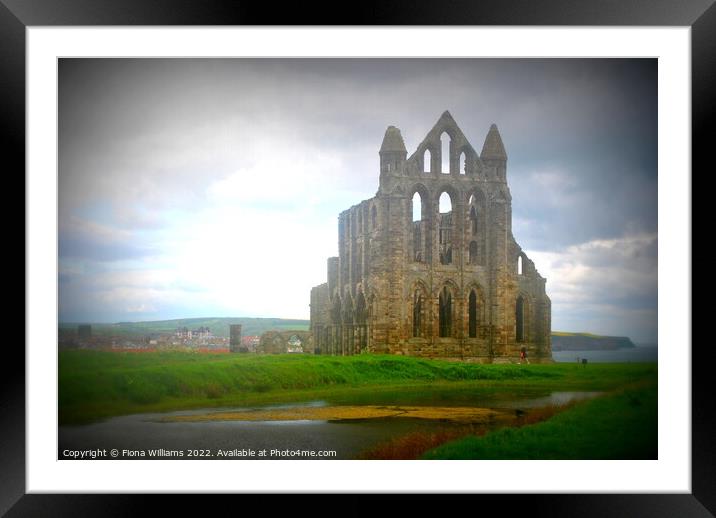 Whitby Abbey ruina Framed Mounted Print by Fiona Williams