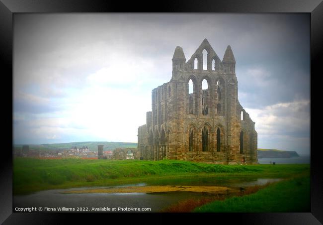 Whitby Abbey ruina Framed Print by Fiona Williams
