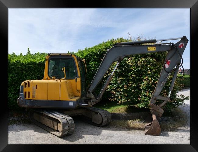 Yellow excavator digger  Framed Print by Roy Hinchliffe