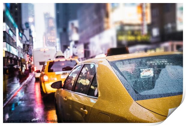 Taxi cab in the rain in NYC Print by Simo Wave