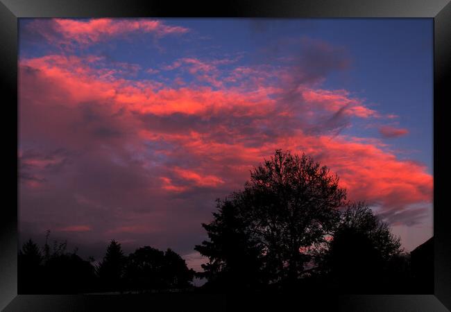 red sky at dusk Framed Print by Sally Wallis