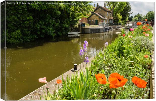Boulters Lock on the River Thames Canvas Print by Pearl Bucknall
