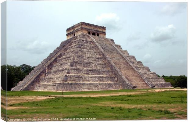The Pyramid at Chichen Itza in Mexico Canvas Print by Antony Robinson