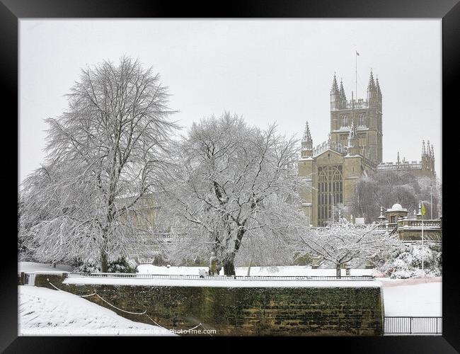 Wintery Wonderland at Bath Abbey Framed Print by Roger Mechan