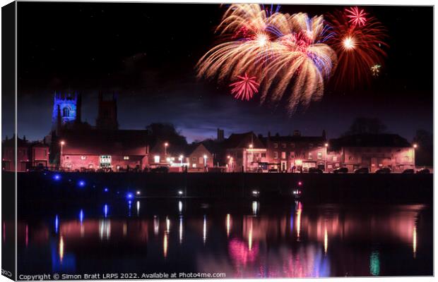 Kings Lynn fireworks over river Ouse fanale Canvas Print by Simon Bratt LRPS