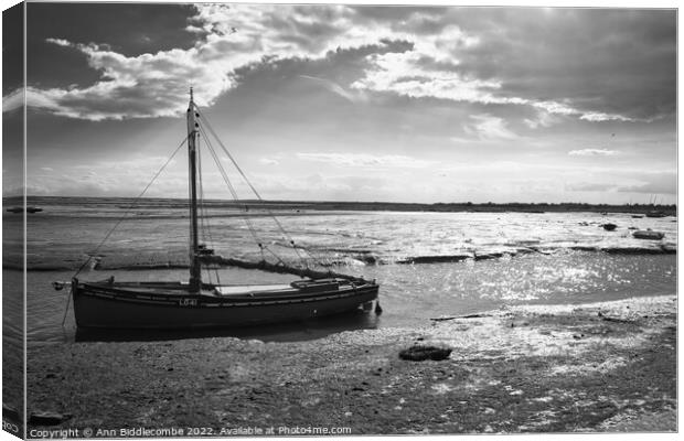 Trapped in the creek at Leigh on sea Canvas Print by Ann Biddlecombe