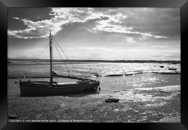 Trapped in the creek at Leigh on sea Framed Print by Ann Biddlecombe