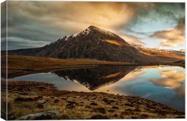 Reflections of Pen yr Ole Wen Canvas Print by Rory Trappe