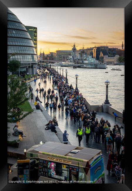 The Queue to see Queen Elizabeth II lying-in-state Framed Print by Delphimages Art