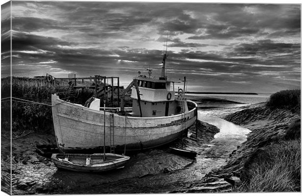 BEACHED BOAT Canvas Print by Martin Parkinson