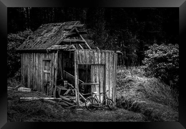 Abandoned shed Framed Print by chris smith