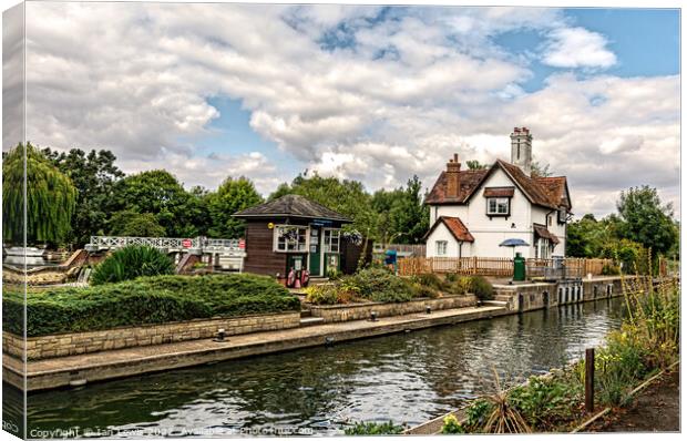 Goring on Thames Lock Canvas Print by Ian Lewis