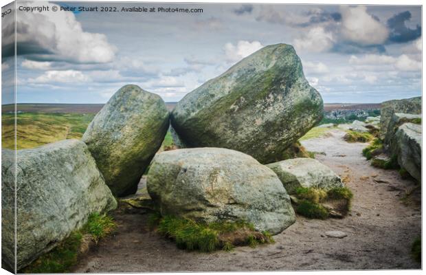 Hill walking on Higger Tor in the Peak Distrct of the Derbyshire Dales Canvas Print by Peter Stuart