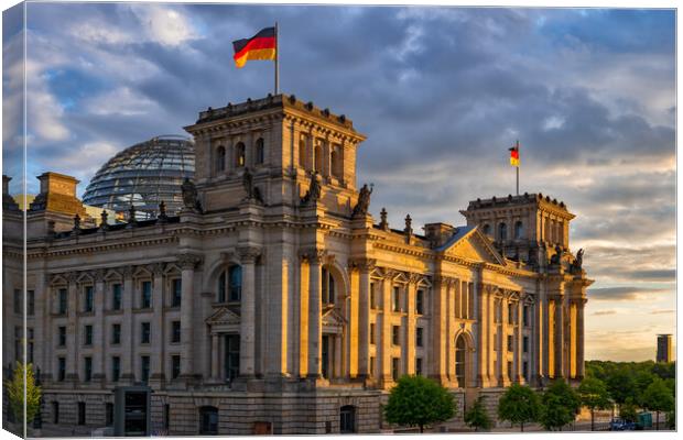The Reichstag At Sunset In Berlin Canvas Print by Artur Bogacki