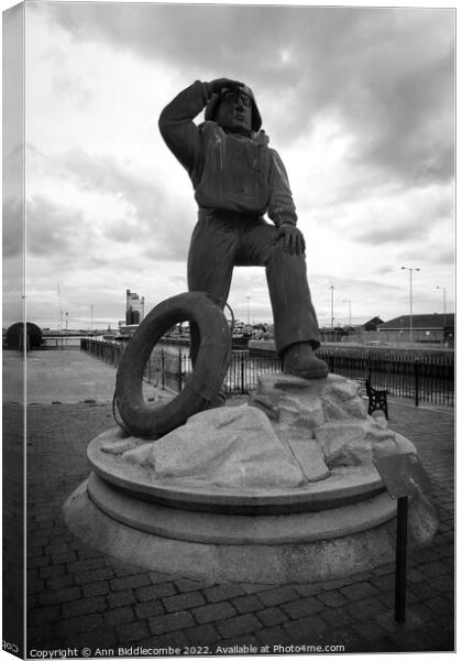 Memorial statue in Lowestoft Canvas Print by Ann Biddlecombe