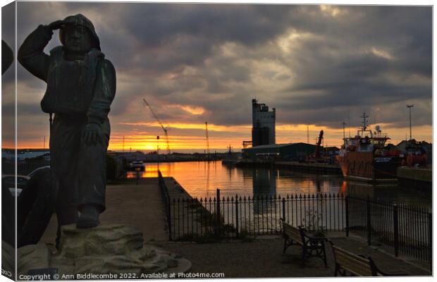 Sunset behind the Memorial statue in Lowestoft Canvas Print by Ann Biddlecombe
