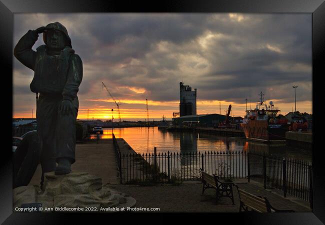 Sunset behind the Memorial statue in Lowestoft Framed Print by Ann Biddlecombe
