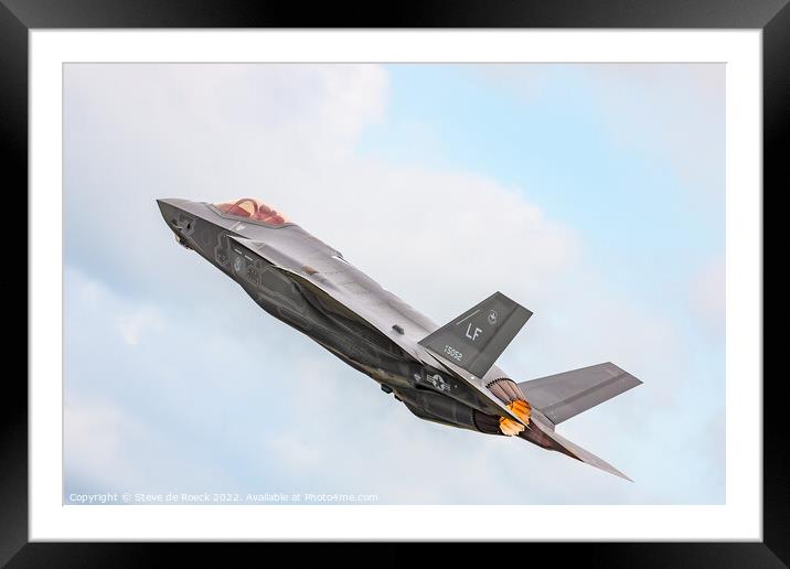 Lockheed F35 Fighter Framed Mounted Print by Steve de Roeck