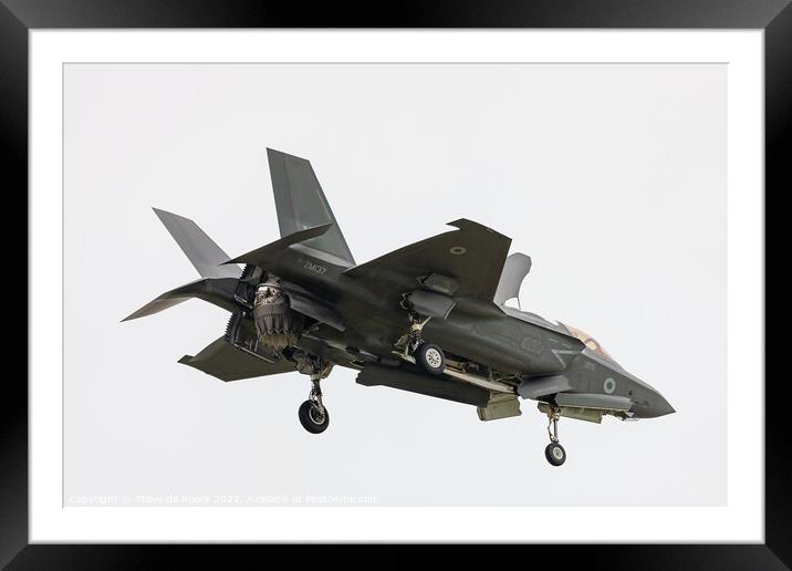 Lockheed Martin F35 in the hover. Framed Mounted Print by Steve de Roeck