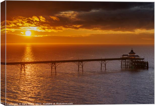 Clevedon Pier at sunset just before the sun disapp Canvas Print by Rory Hailes
