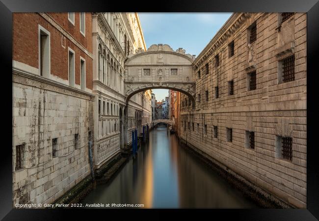 Bridge of Sighs and Doge's Palace in Venice, Italy. Framed Print by Gary Parker